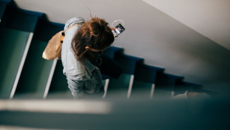 Le donne cadono più dalle scale dei maschi (quasi il doppio): tutta colpa del multitasking