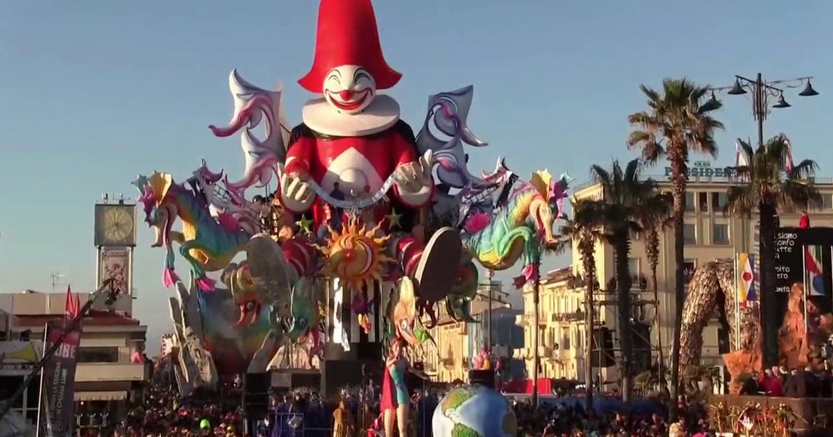 Video, gli splendidi carri del Carnevale di Viareggio