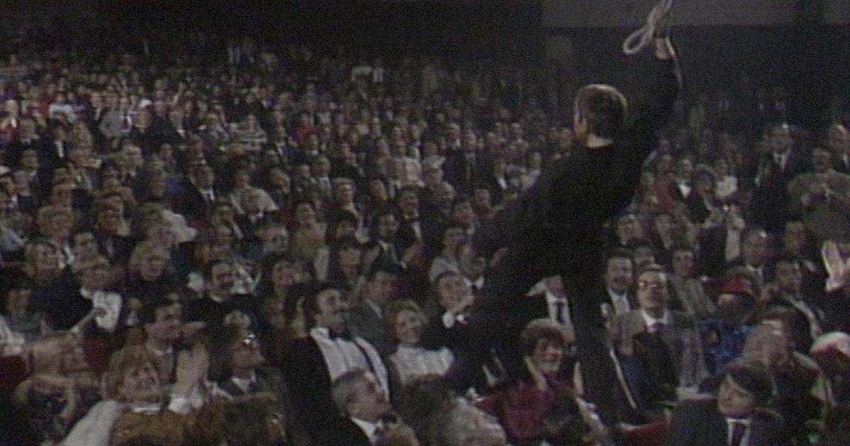 That time Peter Gabriel threw himself into the audience (and fell) at Sanremo in 1983