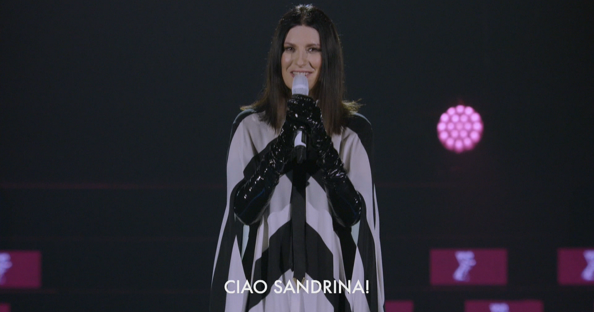Laura Pausini dedicates the Barcelona concert to Sandra Milo: “She was a shining soul”