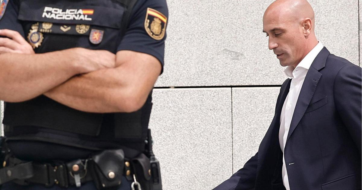 Rubiales lands in Madrid, taken away in a Guardia Civil van